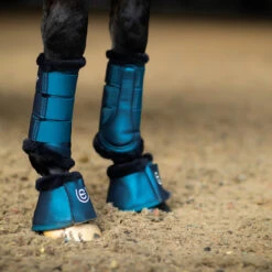 Beenbeschermers Equestrian Stockholm Blue Meadow Blauw -Paardenbenodigdheden Winkel beenbeschermers equestrian stockholm blue meadow blauw 1500x1500 174181
