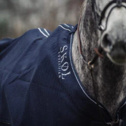 Deken SKØL Cooler Ebba Donkerblauw -Paardenbenodigdheden Winkel deken skol cooler ebba donkerblauw 1500x1500 130221
