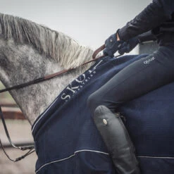 Deken SKØL Cooler Ebba Donkerblauw -Paardenbenodigdheden Winkel deken skol cooler ebba donkerblauw 1500x1500 130222