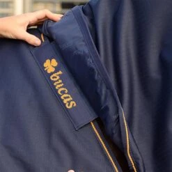 Halsstuk Bucas Irish Turnout Combi 50gr Donkerblauw-goud -Paardenbenodigdheden Winkel halsstuk bucas irish turnout combi 50gr donkerblauw goud 1500x1500 112063