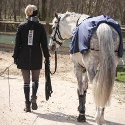 Longeerdeken Busse Rain Donkerblauw 7 Longeerdeken Busse Rain Donkerblauw -Paardenbenodigdheden Winkel longeerdeken busse rain donkerblauw 1500x1500 134398