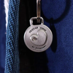 Staldeken Friesian Horse By Horsegear 160gr Donkerblauw -Paardenbenodigdheden Winkel staldeken friesian horse by horsegear 160gr donkerblauw 1500x1500 173336