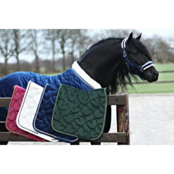 Staldeken Friesian Horse By Horsegear 160gr Donkerblauw -Paardenbenodigdheden Winkel staldeken friesian horse by horsegear 160gr donkerblauw 1500x1500 173350