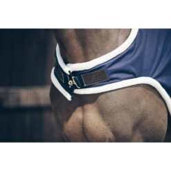 Stapmolendeken Kentucky 160gr Waterdicht Donkerblauw -Paardenbenodigdheden Winkel stapmolendeken kentucky 160gr waterdicht donkerblauw 1500x1500 139842