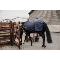 Stapmolendeken Kentucky 160gr Waterdicht Donkerblauw -Paardenbenodigdheden Winkel stapmolendeken kentucky 160gr waterdicht donkerblauw 1500x1500 139845