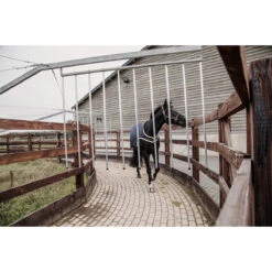 Stapmolendeken Kentucky 160gr Waterdicht Donkerblauw -Paardenbenodigdheden Winkel stapmolendeken kentucky 160gr waterdicht donkerblauw 1500x1500 139846