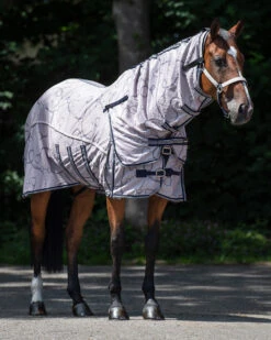 Vliegendeken QHP Collection Combo Met Hals En Masker Donkerblauw-beige -Paardenbenodigdheden Winkel vliegendeken qhp collection combo met hals en masker donkerblauw beige 1500x1500 175274