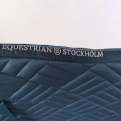 Zadeldek Equestrian Stockholm Modern Amalfi Coast Blauw -Paardenbenodigdheden Winkel zadeldek equestrian stockholm modern amalfi coast blauw 1500x1500 187592
