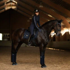 Zadeldek Equestrian Stockholm Modern Tech Navy Donkerblauw -Paardenbenodigdheden Winkel zadeldek equestrian stockholm modern tech navy donkerblauw 1500x1500 183055