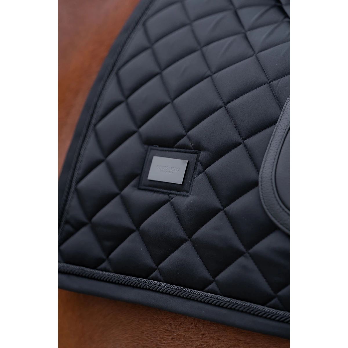 Zadeldek Equestrian Stockholm Total Eclipse Zwart 9 Zadeldek Equestrian Stockholm Total Eclipse Zwart - Afbeelding 9