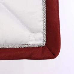 Zadeldek Equestrian Stockholm White Perfection Bordeaux Wit-rood -Paardenbenodigdheden Winkel zadeldek equestrian stockholm white perfection bordeaux wit rood 1500x1500 187598