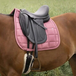 Zadeldek Equithème Suède Middenroze -Paardenbenodigdheden Winkel zadeldek equitheme suede middenroze 1500x1500 150031