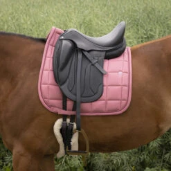 Zadeldek Equithème Suède Middenroze -Paardenbenodigdheden Winkel zadeldek equitheme suede middenroze 1500x1500 150032