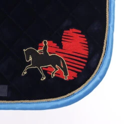 Zadeldek Harry's Horse Friesian Style Donkerblauw -Paardenbenodigdheden Winkel zadeldek harry s horse friesian style donkerblauw 1500x1500 157079
