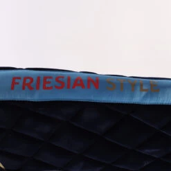 Zadeldek Harry's Horse Friesian Style Donkerblauw -Paardenbenodigdheden Winkel zadeldek harry s horse friesian style donkerblauw 1500x1500 157080
