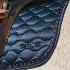 Zadeldek N-Brands X Epplejeck Logo Donkerblauw -Paardenbenodigdheden Winkel zadeldek n brands x epplejeck logo donkerblauw 1500x1500 182190