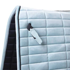 Zadeldek QHP Astana Blauw -Paardenbenodigdheden Winkel zadeldek qhp astana blauw 1500x1500 159116