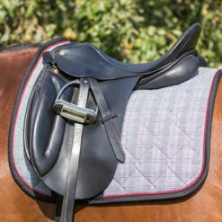 Zadeldek QHP Check Zwart -Paardenbenodigdheden Winkel zadeldek qhp check zwart 1500x1500 117190