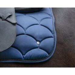 Zadeldek QHP Jorine Donkerblauw -Paardenbenodigdheden Winkel zadeldek qhp jorine donkerblauw 1500x1500 183261