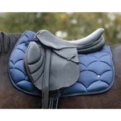 Zadeldek QHP Jorine Donkerblauw -Paardenbenodigdheden Winkel zadeldek qhp jorine donkerblauw 1500x1500 183262