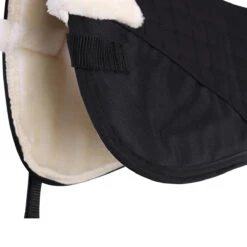 Zadelonderlegger Epplejeck Faux Fur Black-beige -Paardenbenodigdheden Winkel zadelonderlegger epplejeck faux fur black beige 1500x1500 178354