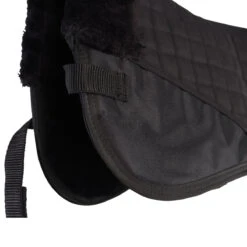 Zadelonderlegger Epplejeck Faux Fur Black-black -Paardenbenodigdheden Winkel zadelonderlegger epplejeck faux fur black black 1500x1500 178357
