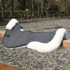 Zadelonderlegger Harry's Horse Riser Pad Faux Fur Black-beige -Paardenbenodigdheden Winkel zadelonderlegger harry s horse riser pad faux fur black beige 1500x1500 124336