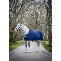 Zweetdeken LeMieux Arika Jersey-Tek Donkerblauw -Paardenbenodigdheden Winkel zweetdeken lemieux arika jersey tek donkerblauw 1500x1500 143267
