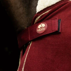 Zweetdeken SKØL Per Rood -Paardenbenodigdheden Winkel zweetdeken skol per rood 1500x1500 130263