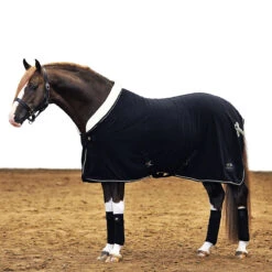 Zweetdeken SKØL Per Zwart -Paardenbenodigdheden Winkel zweetdeken skol per zwart 1500x1500 130249